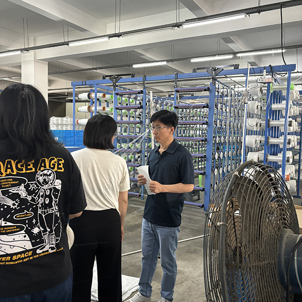 Индивидуальные специальные фильтрующие ткани для корейских клиентов, посещающих завод Индивидуальные специальные фильтрующие ткани для корейских клиентов, посещающих завод